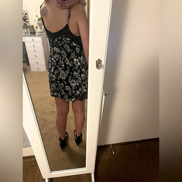 Black and White Dress. - Picture 3 of 5